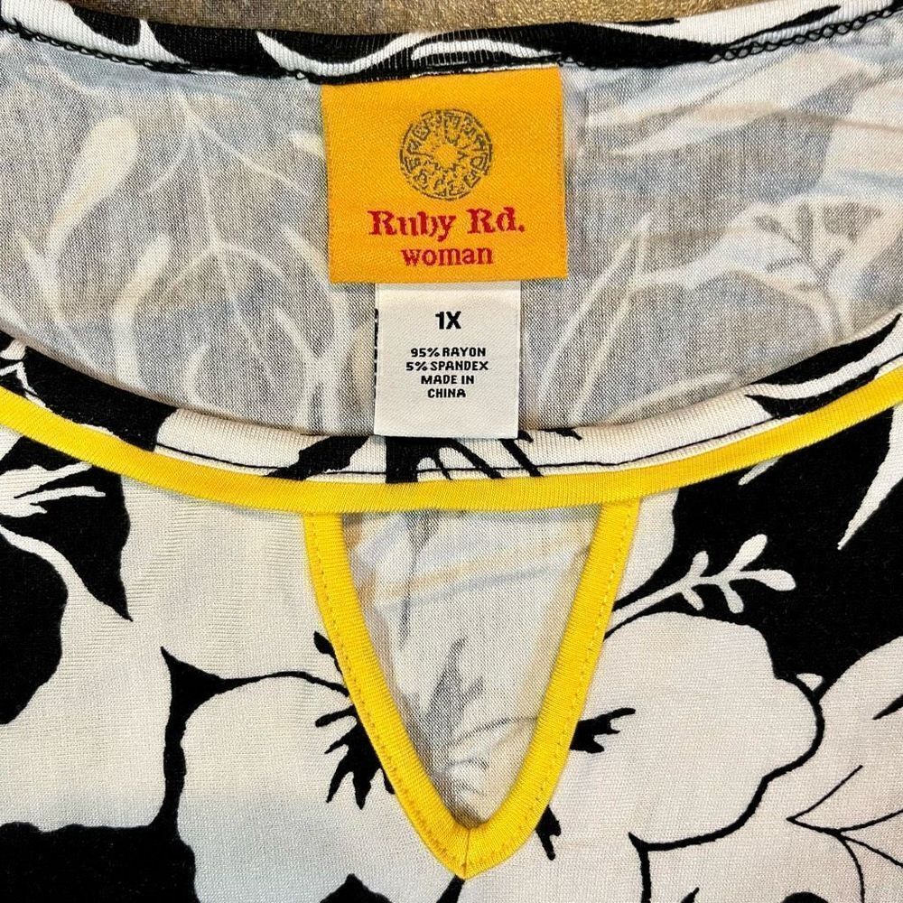 Ruby Rd. Black White Floral Keyhole Blouse 1X - Picture 9 of 10